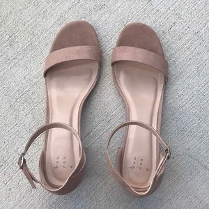Women’s tan heels